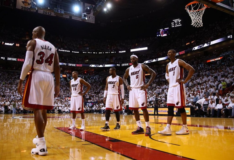 开云体育APP下载-查尔莫斯：莱利会让球员在墙边罚站就像大人管小孩 詹韦也不例外